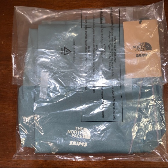 SET OF 2 - SKIMS X The North Face Refina top and legging in Kyanite XL - Picture 5 of 8
